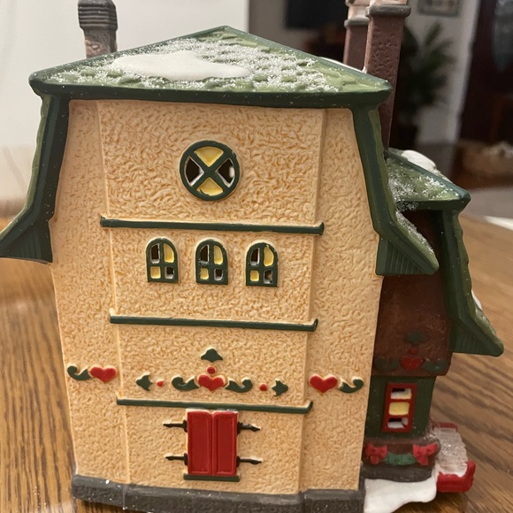 Dept 56 North Pole - Elfie's Sleds & Skates 1992 Retired #5625-1 - Picture 6 of 7